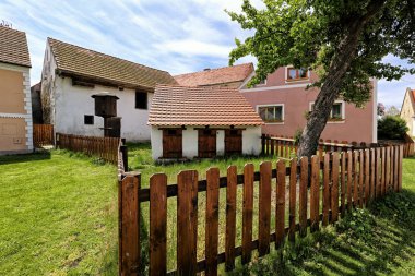 Belediye domuz korkuluk ve ağaç ile evler tarafından