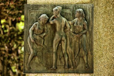 Ahşap küvette banyo yaptıran genç bayanın metal plaketi