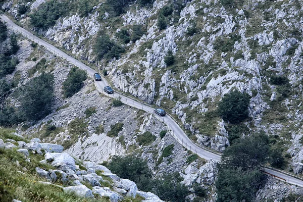 远处的山路，有三辆车 — 图库照片