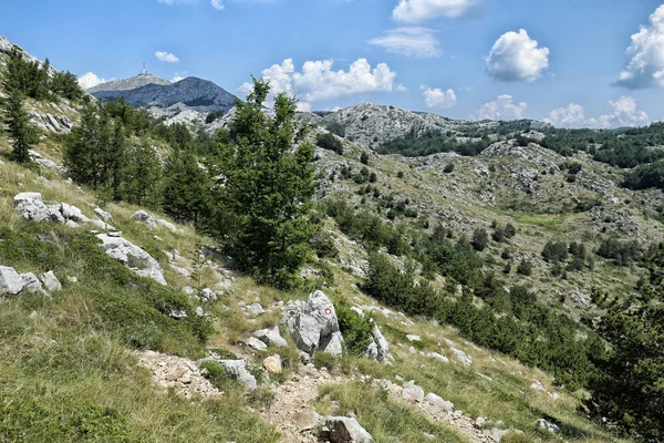 Lado da montanha com trilha em rochas — Fotografia de Stock