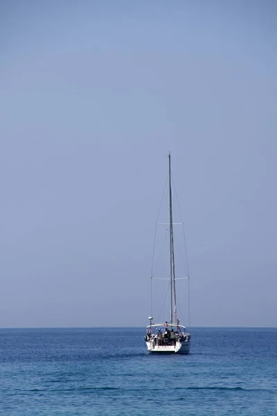 Enkel vit Yacht med päls segel — Stockfoto