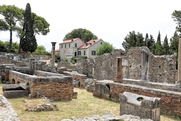 Mediterrenean villa tarafından antik evlerin kalıntıları