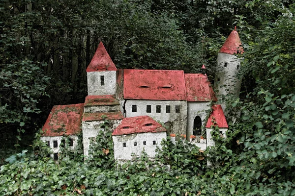 Modelo de concreto pequeno do castelo medieval — Fotografia de Stock