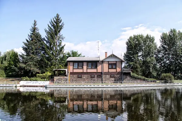 Oude bakstenen huis op de dijk — Stockfoto