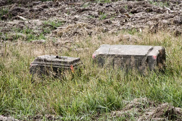 Großer steinerner Sockel, der im Gras liegt — Stockfoto