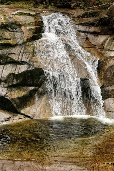 Cachoeiras nas rochas arredondadas e lagoa rasa — Fotografia de Stock