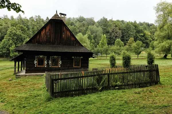 Ancien chalet en bois avec jardin clôturé mort — Photo