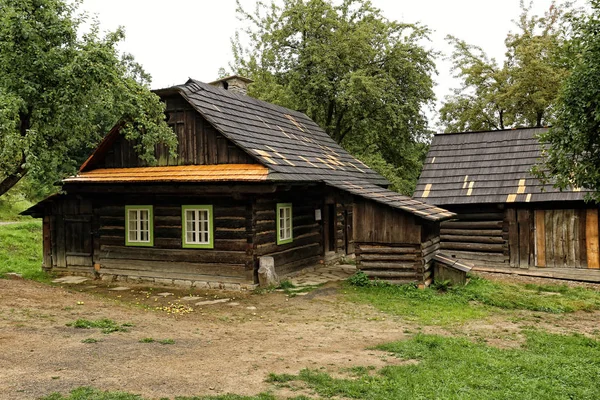 Ancienne maison en bois avec bureaux de toit réparés — Photo