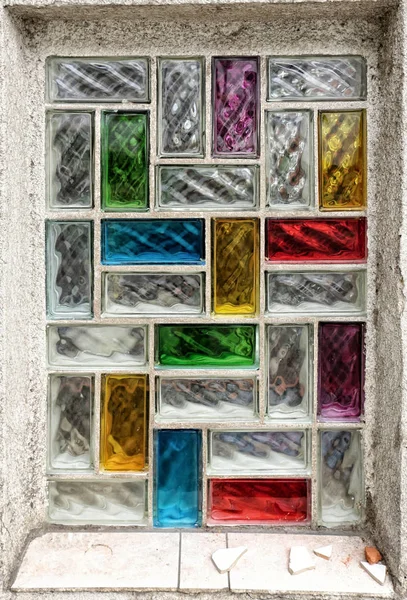 窓のカラフルな透明なガラスタイル — ストック写真