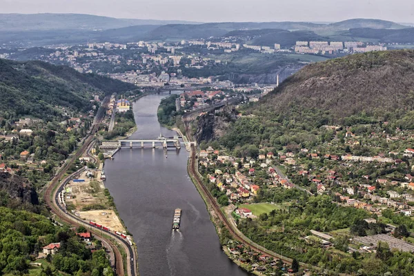 Usti-nad-Labem şehrinin sel kapısı ile kargo teknesi ile Labe nehri — Stok fotoğraf