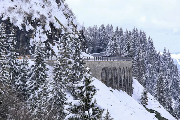 Ponte pedregosa ou viaduto na Rossfeldstrasse no inverno — Fotografia de Stock