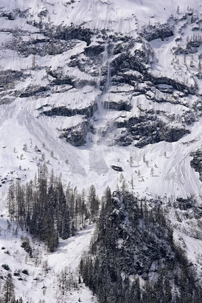 Avalanche na encosta íngreme da planície da neve — Fotografia de Stock