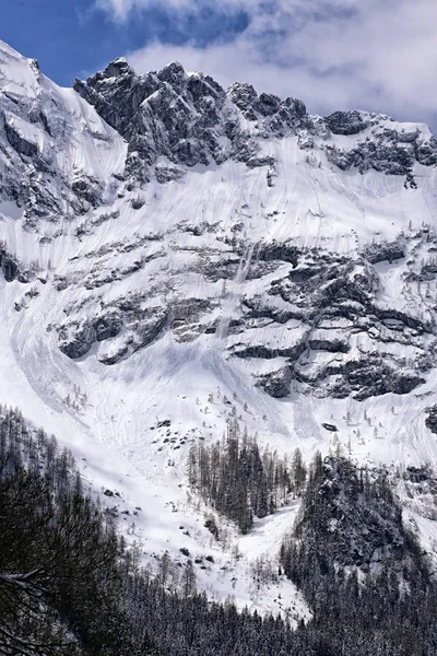 Lawine veld op rotsachtige Alpen helling — Stockfoto
