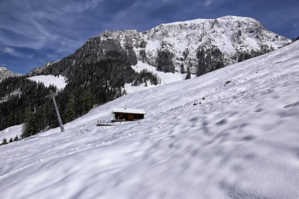 Pequeno chalé na pista de esqui — Fotografia de Stock