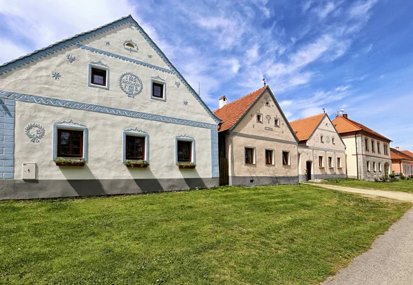 Holasovice casas fachadas com gramado verde — Fotografia de Stock