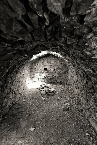 Старий замок сховища підвал в чорно-білому — стокове фото