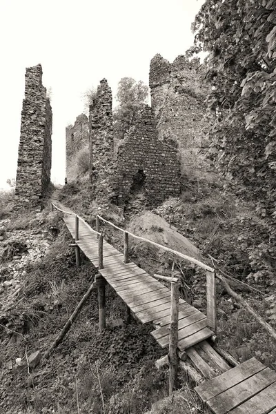 Gebroken houten brug door het oude kasteel blijft — Stockfoto