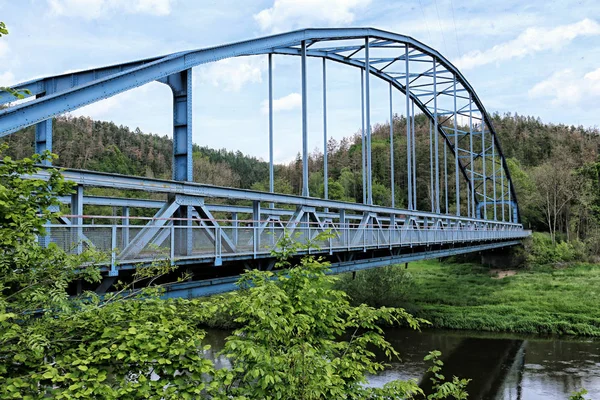 Ponte metallico blu sul fiume Berounka — Foto Stock