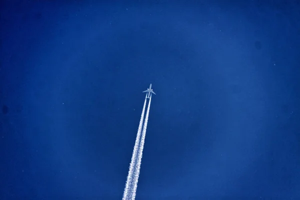 Avión distante en el cielo azul con estrellas de luz —  Fotos de Stock