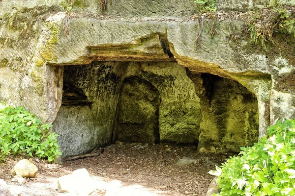 Adam yerde girintiler ve yeşillik ile mağara yaptı — Stok fotoğraf