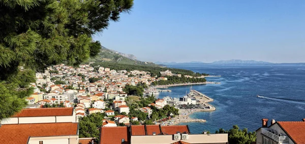Città di Baska-Voda sulla riva del mare Adriatico — Foto Stock