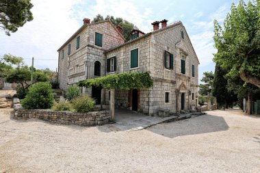 Yeşil panjurlu Mediterrenean tarzı ev