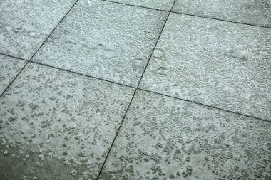 Sağanak yağmurda balkonun kiremitli zemini