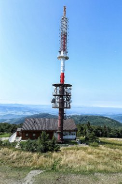 Güneşli bir günde ev ile Radhost yayın kulesi