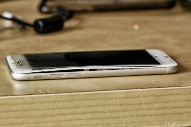 Ekran altında şişirilmiş pil ile Cep telefonu