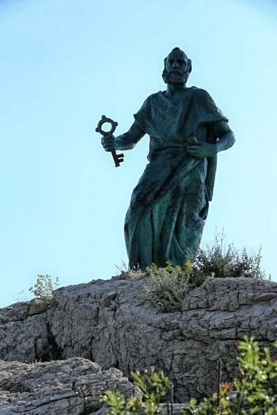 Grande statue de l'homme antique avec clé — Photo