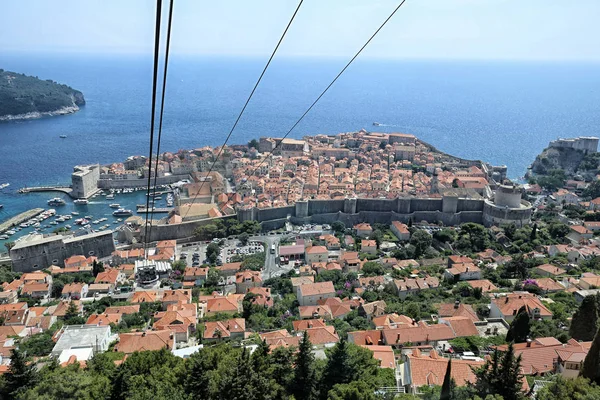 Dubrovnik stad met historische vestingmuren gezien vanaf de kabelbaan — Stockfoto