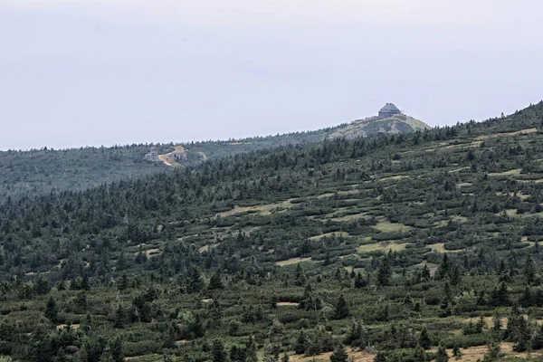 山のサバナの上の遠くのシャレー — ストック写真
