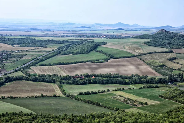 Panorama rural avec champs, routes et maisons en été — Photo