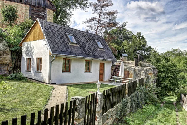 Kleines Erholungshaus mit Garten an Sommertagen — Stockfoto