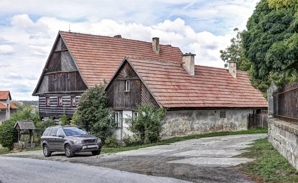 Traditionellt bohemiskt timrade hus med modern bil — Stockfoto