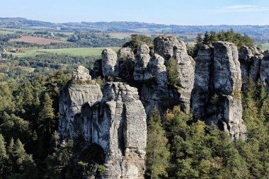 Ormanın yukarısındaki tepenin üzerindeki keskin kum kayaları.