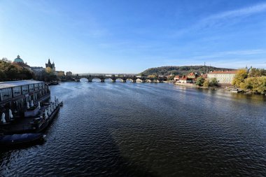 Prag 'daki geniş Vltava nehri üzerindeki Charles köprüsü