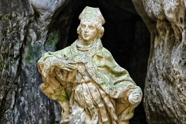 石窟中手断的牧师的小砂岩雕像 — 图库照片