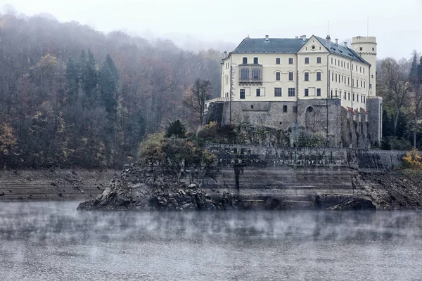 Schloss Orlik Auf Dem Hohen Felsen Unter Dem Lockeren Damm — Stockfoto