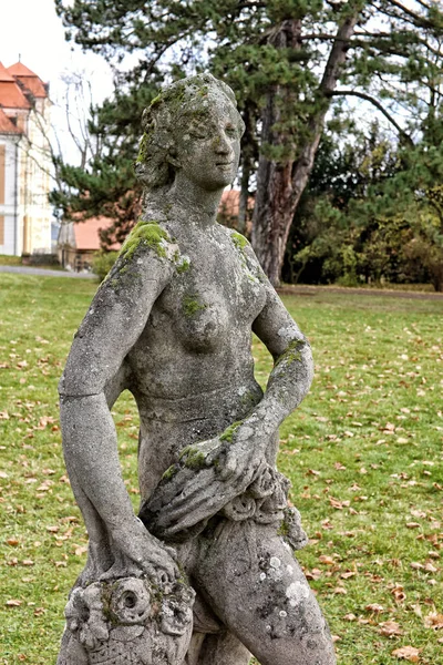 Statue Couverte Mousse Dame Nue Sur Une Terre Herbeuse Avec — Photo