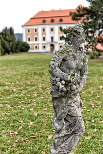 Statue Femme Nue Tenant Quelques Fruits Dans Parc Château — Photo