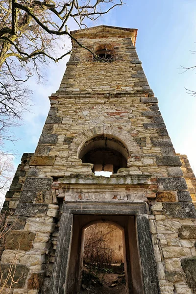 Güneşli Kış Gününde Terk Edilmiş Hrusovany Kilisesi Nin Uzun Kulesi — Stok fotoğraf