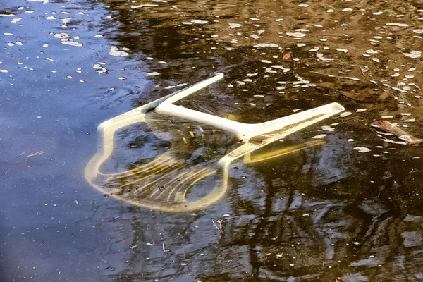 Silla Plástico Blanca Sucia Vieja Hundida Agua Del Río — Foto de Stock