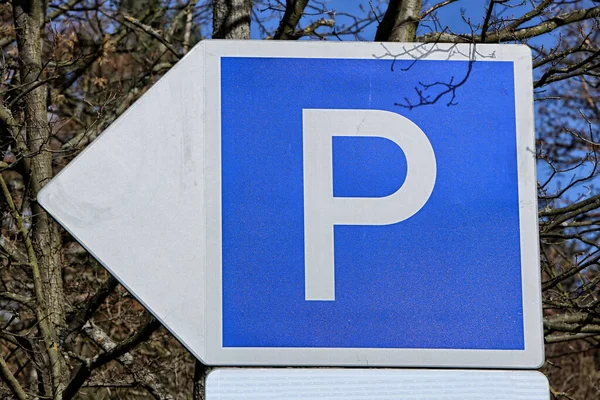 Blauw Parkeerbord Voor Boten Met Grote Witte Letter Pijl Naar — Stockfoto