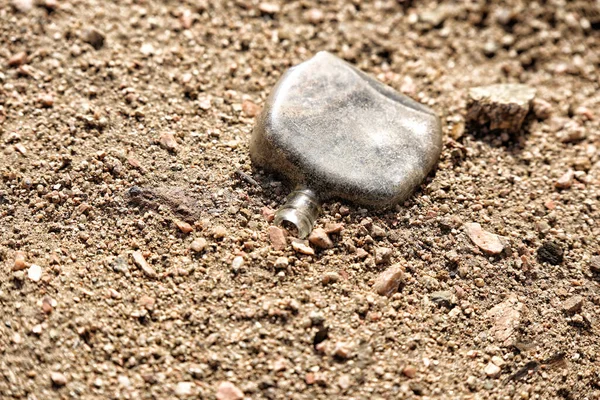 Παλιό Σπασμένο Γυάλινο Διάκενο Στην Άμμο Μικρές Πέτρες — Φωτογραφία Αρχείου