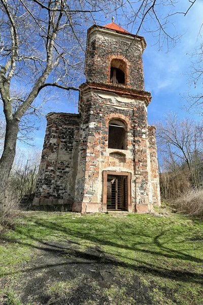 Buiten Van Oude Kerk Met Hoge Toren Zonnige Herfstdag — Stockfoto