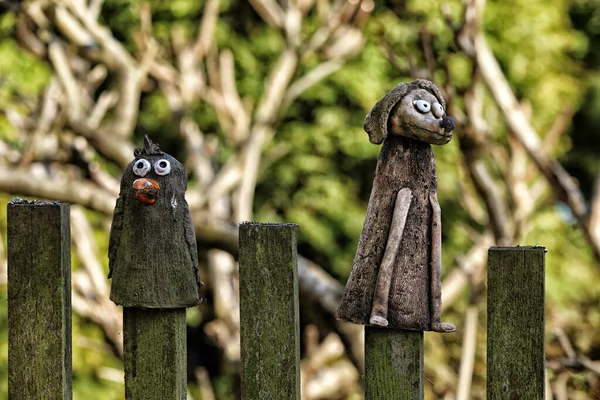 Пара Керамических Статуэток Птиц Собак Деревянном Заборе — стоковое фото