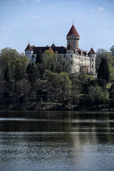 Schloss Konopiste Auf Dem Hügel See Mit Einem Runden Turm — Stockfoto