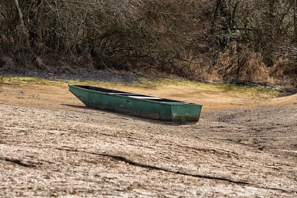 Entferntes Grünes Ruderboot Ohne Paddel Ausgetrockneten Flussufer Stockbild