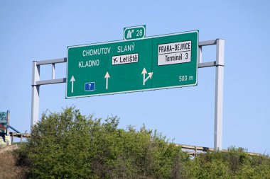 Şehir isimleri ve havaalanı istikametinde yeşil geniş Çek otoyol işaretleri